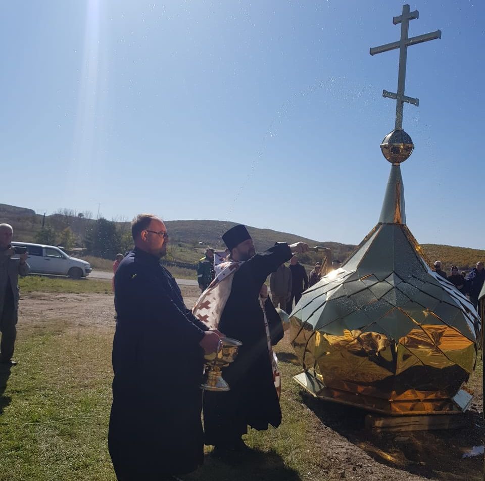 В селе Боголюбовка освящены кресты на купола строящегося храма