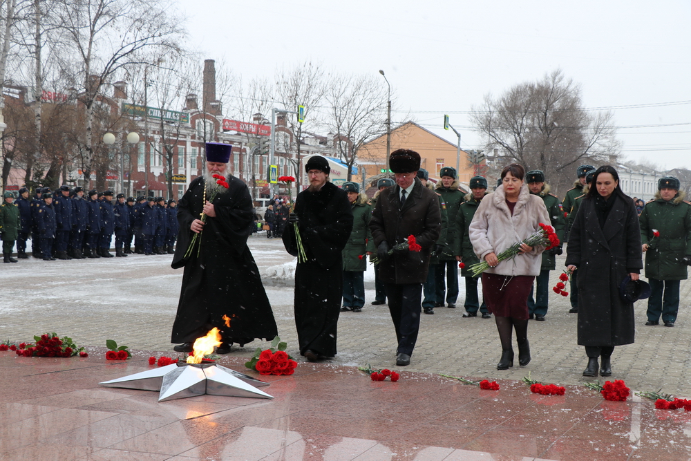 Во II благочинии священнослужители возложили цветы к мемориальному комплексу