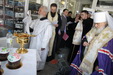Митрополит Вениамин освятил пасхальную продукцию 