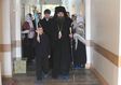 Фото. Владивосток. 7 января 2013 года, в Рождество Христово, епископ Иннокентий, священники и прихожане Успенского храма навестили пациентов хирургического отделения Городской клинической больницы № 1