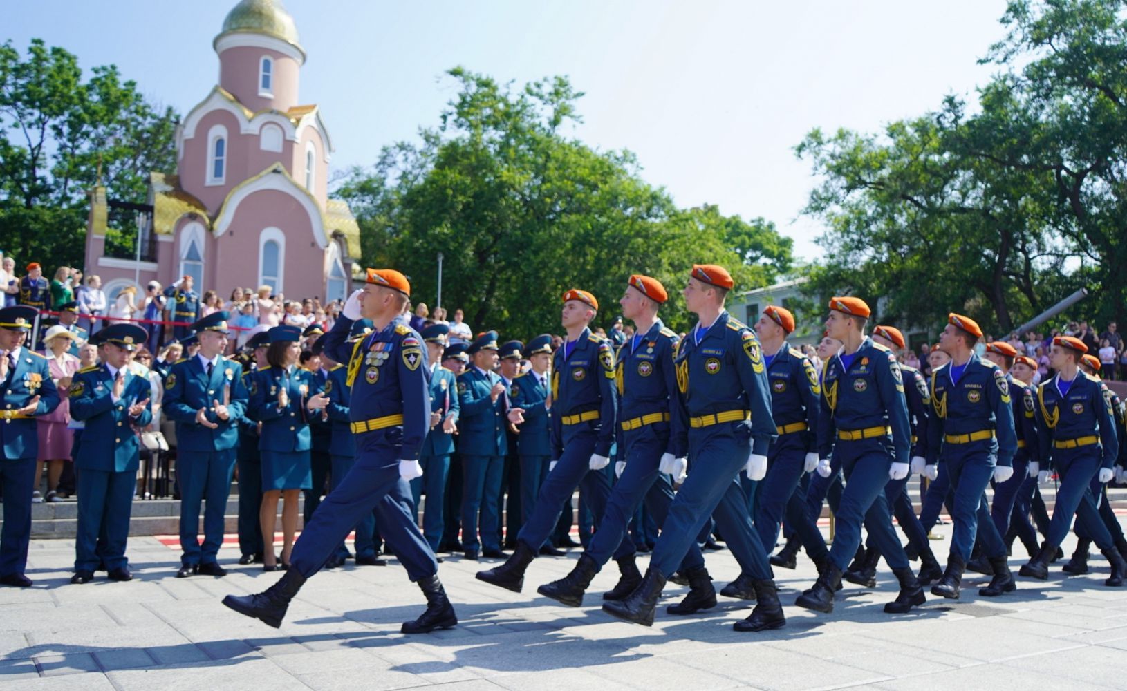 Священник благословил первых выпускников Академии МЧС