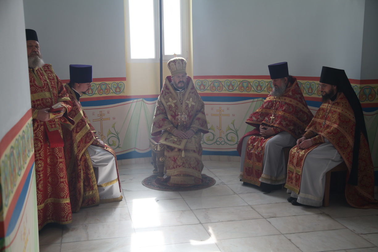 В день памяти перенесения мощей святителя Николая, архиепископа Мир Ликийских, епископ Находкинский и Преображенский Николай совершил Божественную литургию в Казанском соборе