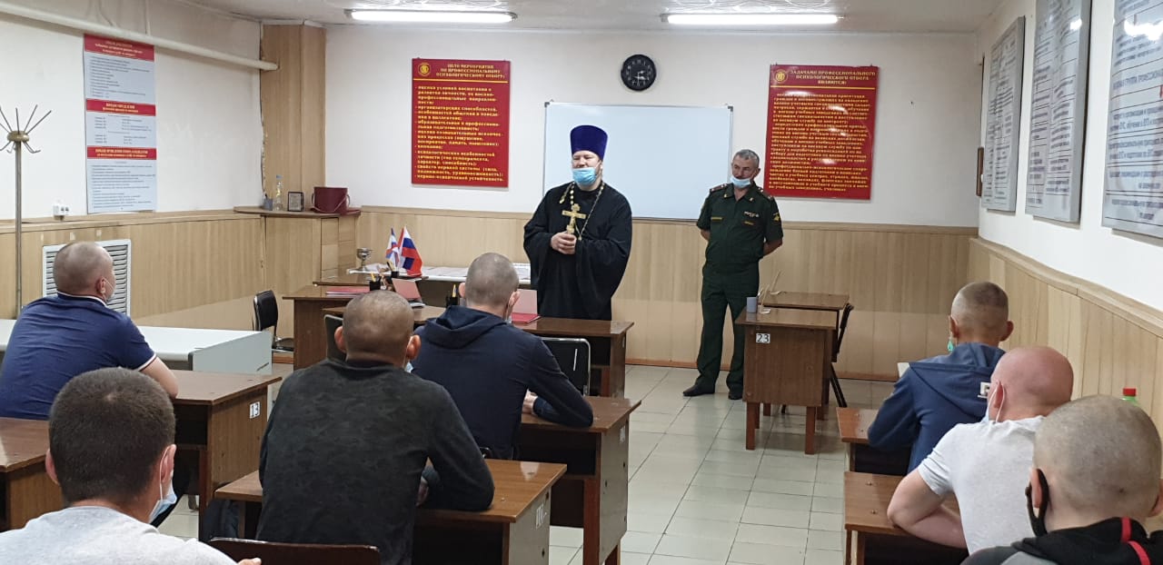 В Спасске-Дальнем священнослужитель благословил призывников
