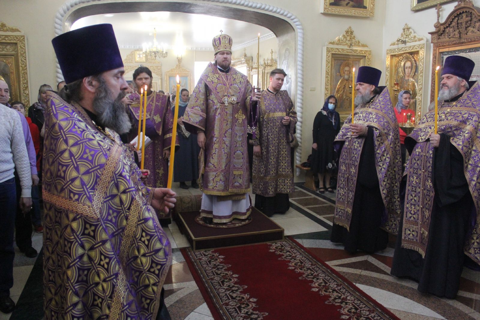 Глава Приморской митрополии совершил всенощное бдение в Свято-Никольском кафедральном соборе