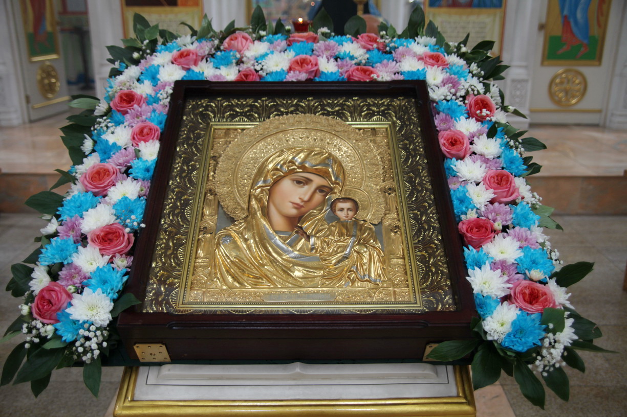 В день празднования явления иконы Божией Матери во граде Казани епископ Находкинский и Преображенский Николай совершил Божественную литургию в Казанском Кафедральном соборе г. Находки.