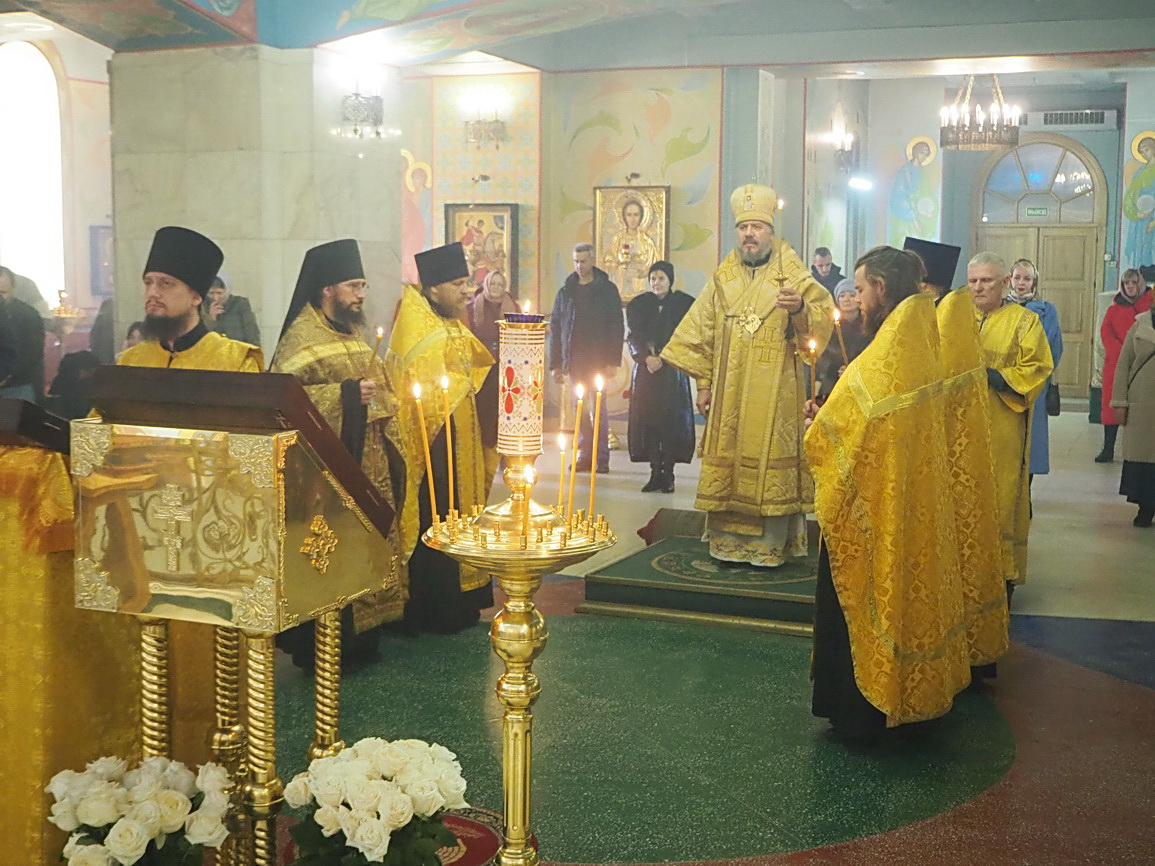 Епископ Находкинский и Преображенский Николай возглавил всенощное бдение в Казанском соборе.