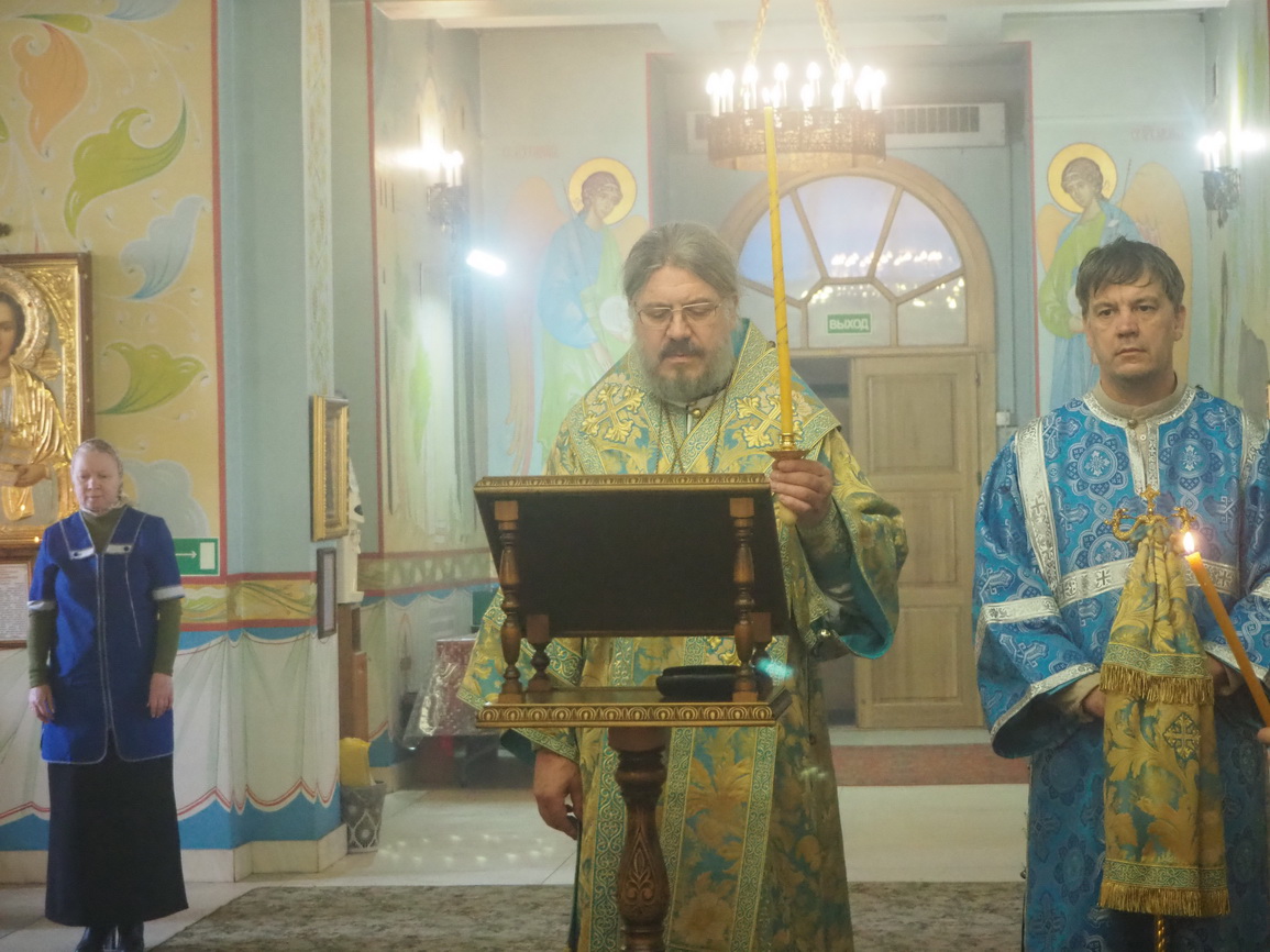 Епископ Находкинский и Преображенский Николай совершил утреню с чтением Акафиста Пресвятой Богородице в Казанском соборе г. Находки.