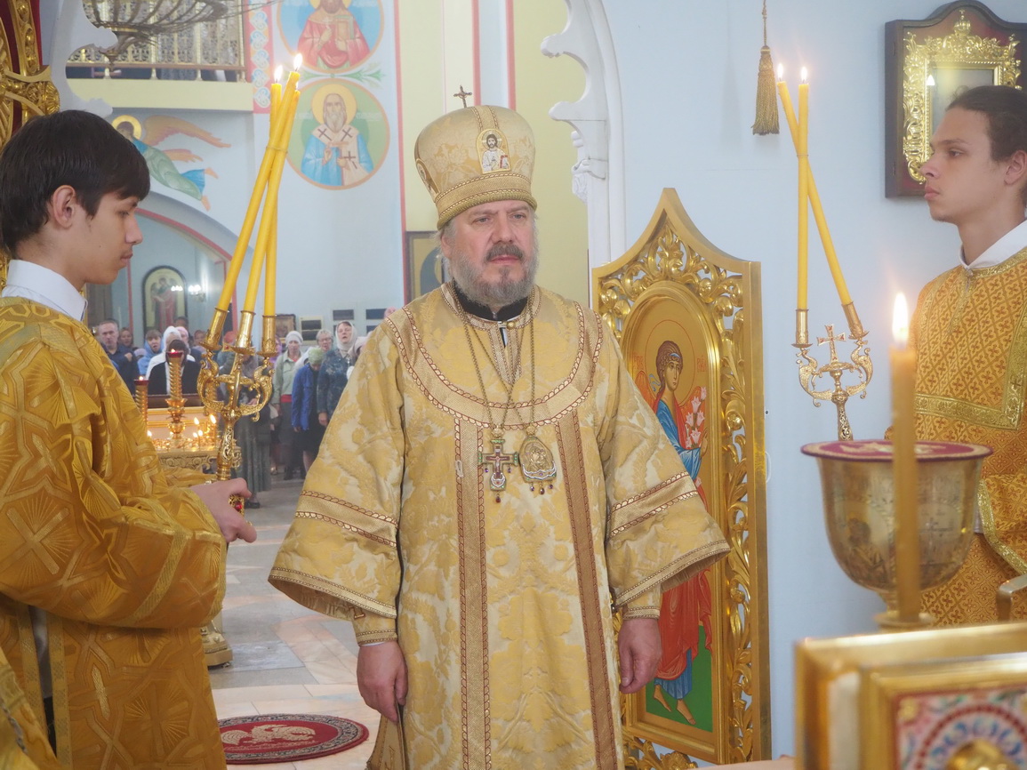 В неделю 1-ю по Пятидесятнице епископ Находкинский и Преображенский Николай совершил Божественную литургию в Казанском Кафедральном соборе г. Находки.