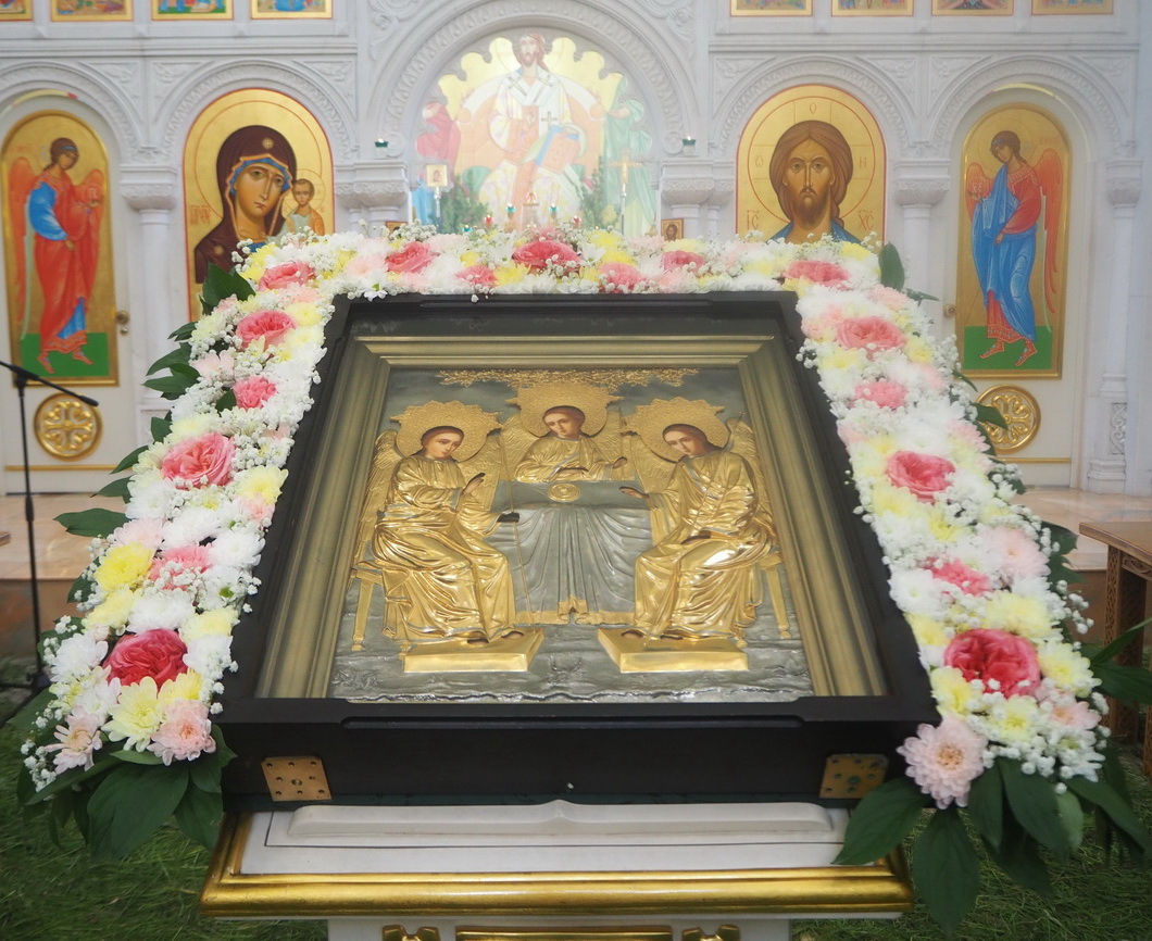 В праздник Пятидесятницы епископ Находкинский и Преображенский Николай совершил праздничную Божественную литургию в Казанском соборе г. Находки.