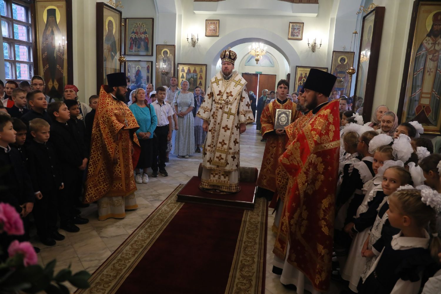 В день празднования Усекновения главы Пророка, Предтечи и Крестителя Господня Иоанна митрополит Владимир совершил Литургию в храме святых Кирилла и Мефодия
