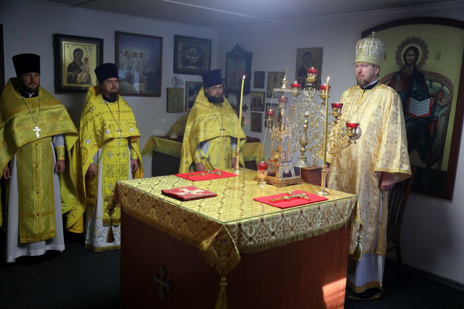 В день престольного праздника митрополит Владимир совершил Божественную литургию в храме святого благоверного князя Александра Невского села Вольно-Надеждинское