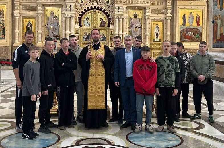 Священник благословил сирот перед участием в международном футбольном турнире
