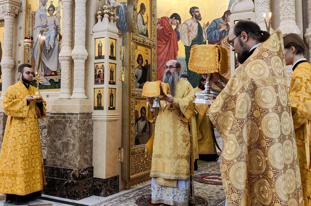Епископ Уссурийский Иннокентий совершил литургию в Спасо-Преображенском соборе