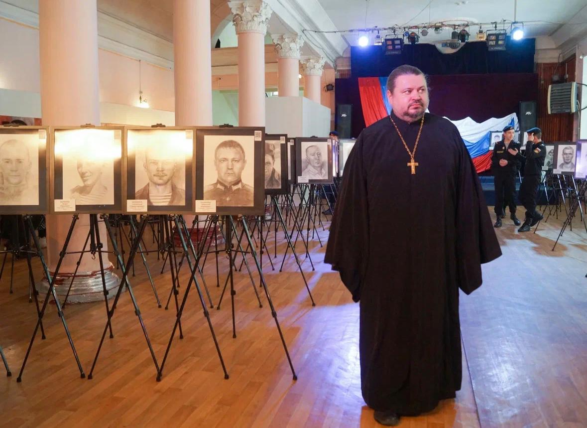 Иерей Виталий Шаркеев посетил открытие второго этапа выставки «Портрет героя».