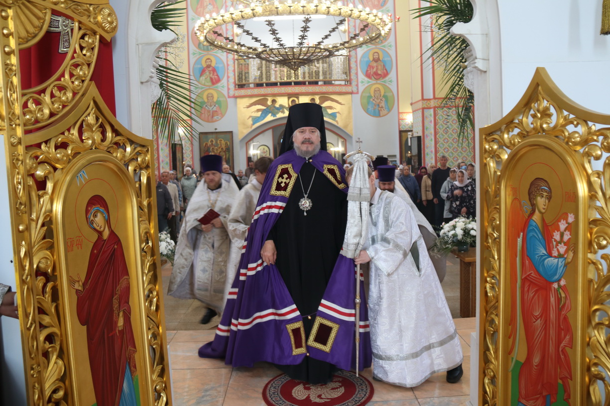 В неделю 7-ю по Пасхе, памяти святых отцов I Вселенского Собора, епископ Находкинский и Преображенский Николай совершил Божественную литургию в Казанском Кафедральном соборе г.Находки.