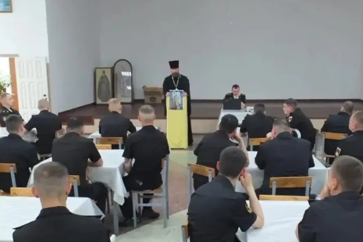 В День семьи, любви и верности клирик Владивостокской епархии напутствовал военнослужащих ТОФ