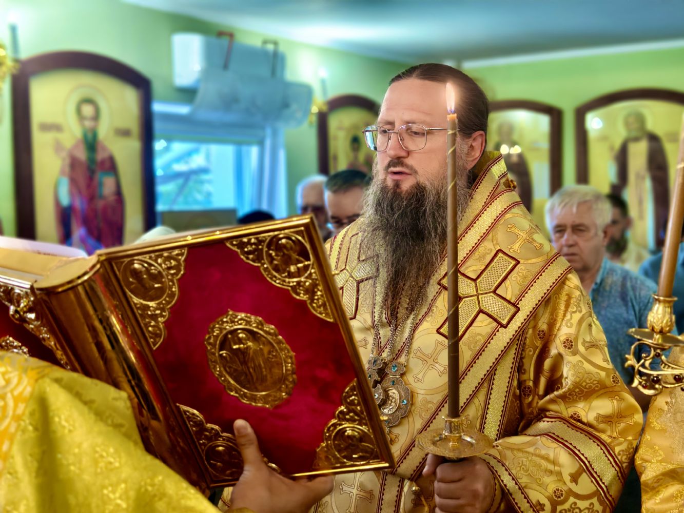 Накануне престольного праздника в храме с. Вольно-Надеждинского состоялось архиерейское богослужение