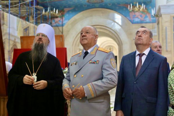 Митрополит Павел провел экскурсию по кафедральному собору Владивостока для делегации ведомства МЧС России