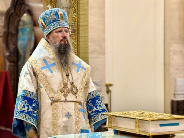 В праздник Сретения Владимирской иконы Божией Матери Литургию в главном храме Приморья совершил митрополит Павел